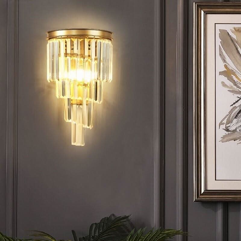 Mise en ambiance de l'applique dorée allumée sur boiserie grise avec oeuvre encadrée