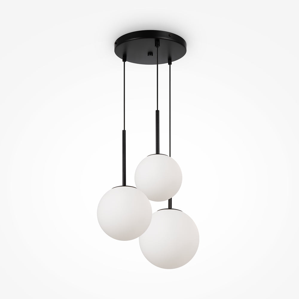 Suspension noire à trois globes opalins suspendus à hauteurs différentes
