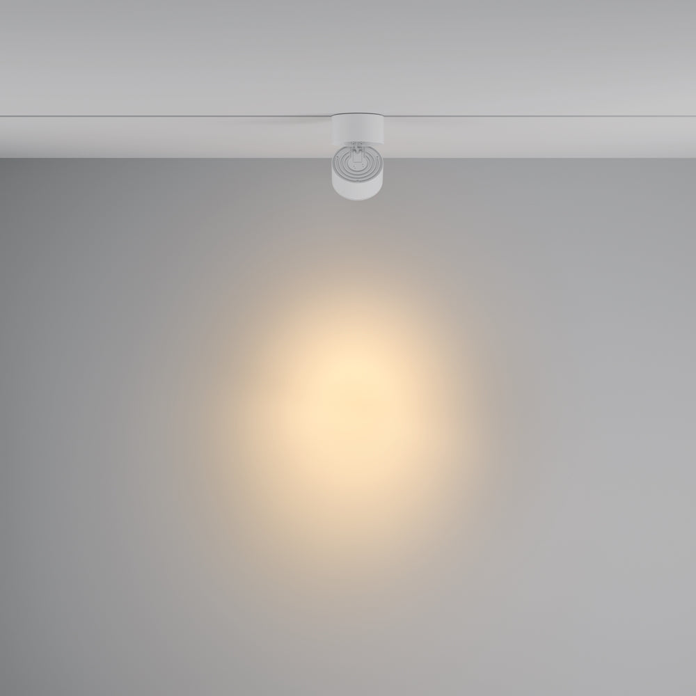 Vue d'ensemble du spot blanc au plafond projetant un halo lumineux