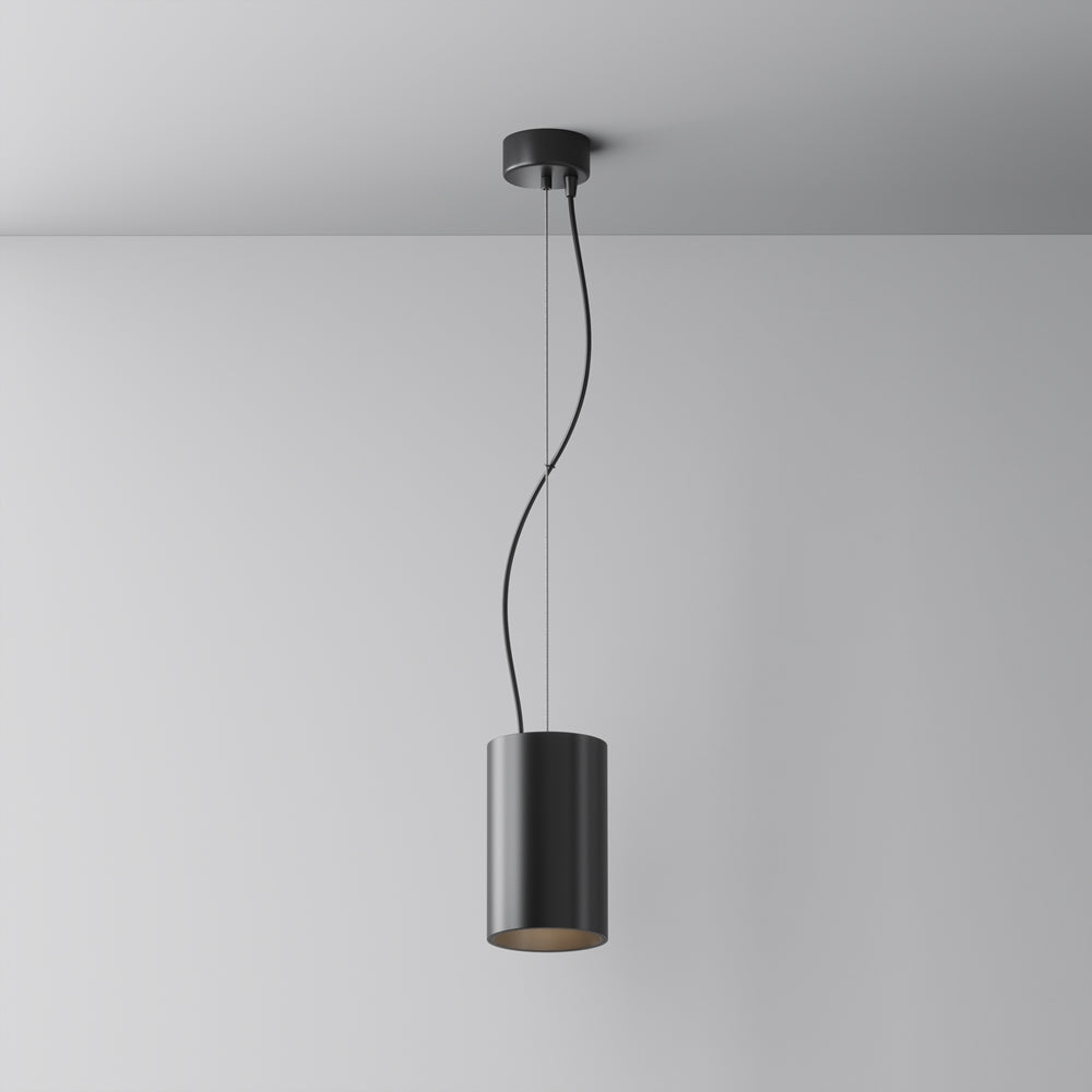 Suspension noire cylindrique vue de face devant un mur gris clair