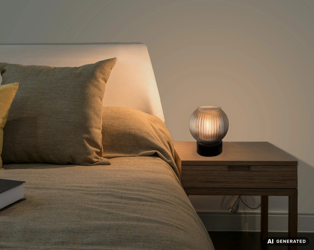 Mise en ambiance nocturne sur table de chevet en bois, lumière chaude près d'un lit