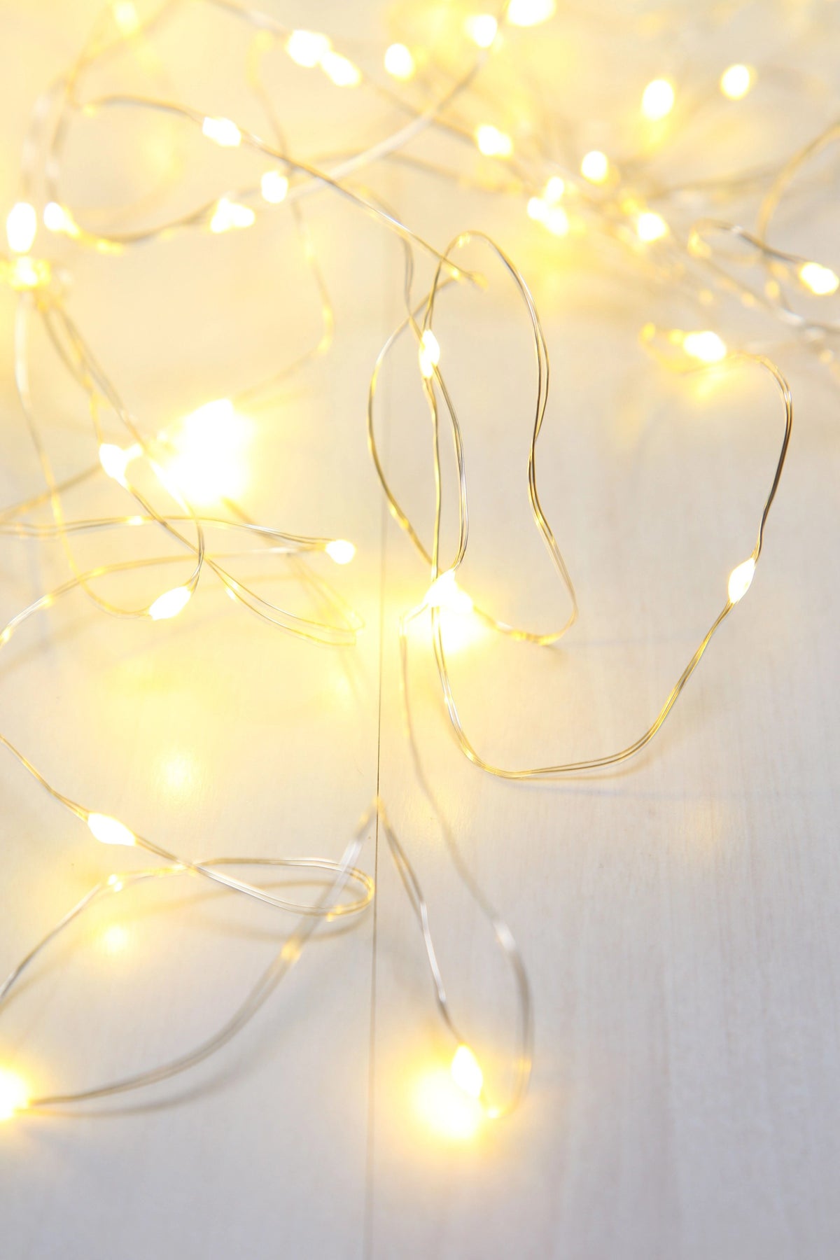 Détail rapproché des micro-leds dorées sur fil métallique fin et souple