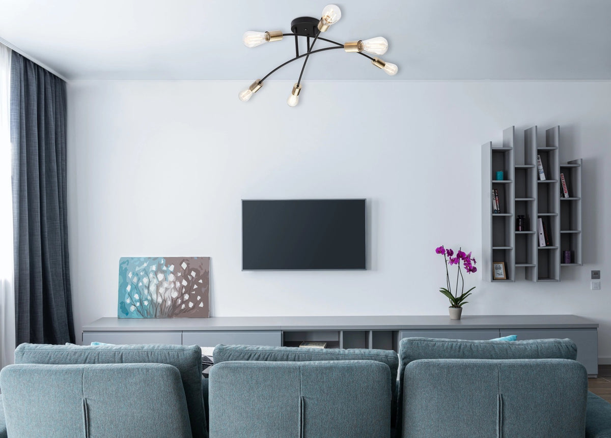 Mise en ambiance dans un salon moderne avec canapé bleu