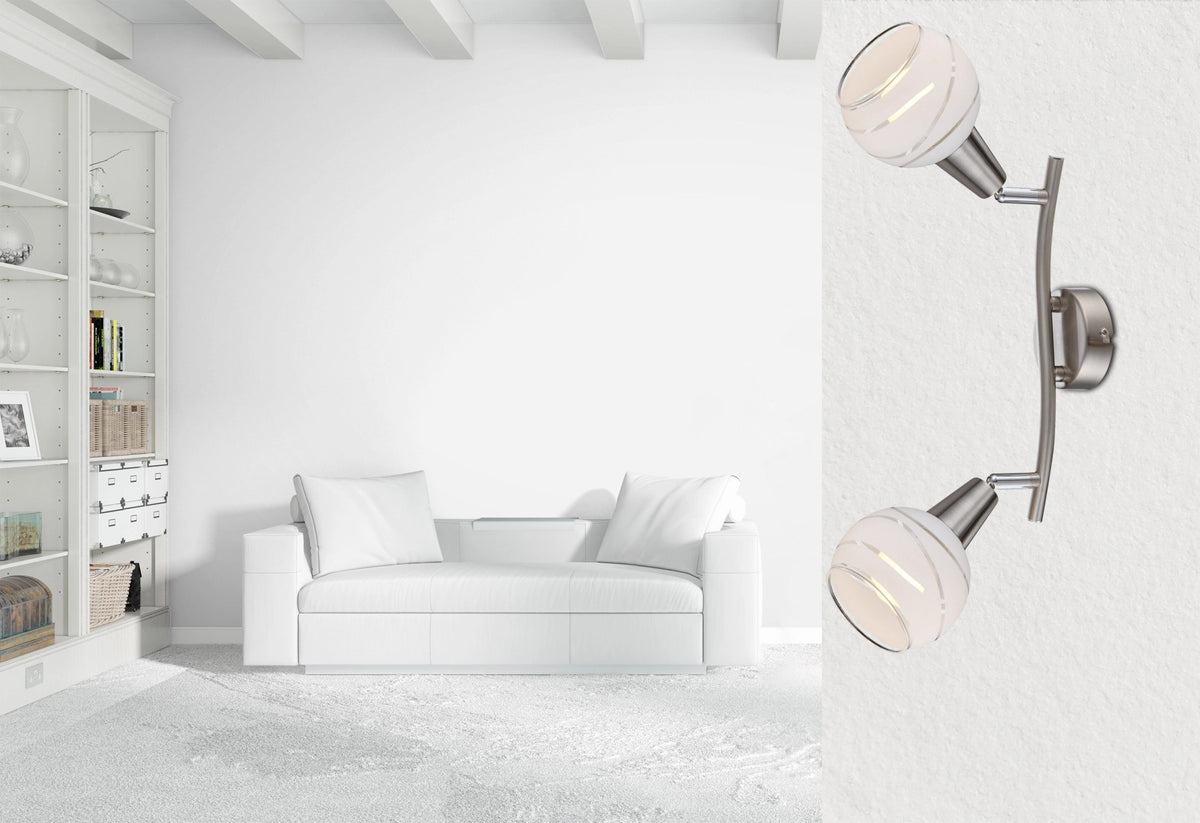 Mise en ambiance du luminaire mural sur mur blanc, à côté d'un canapé et d'une bibliothèque