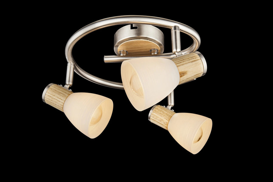 Vue rapprochée du luminaire nickel et bois, trois diffuseurs coniques en verre opalin, fond noir.