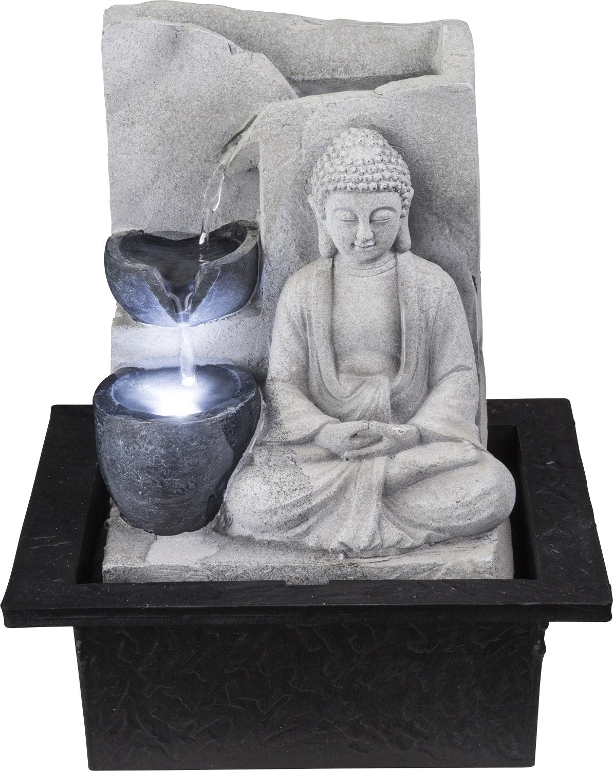 Vue de face du Bouddha méditant, deux vasques noires et filet d'eau.