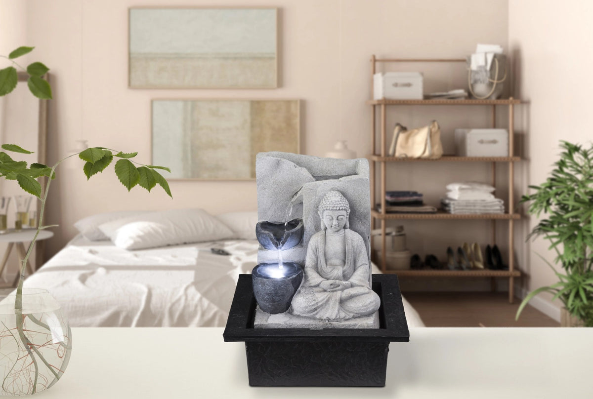 Mise en ambiance sur une table de chevet dans une chambre lumineuse.