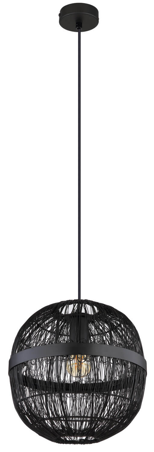 Vue de trois quarts du luminaire noir mat, abat-jour sphérique tressé et cordon de fixation.