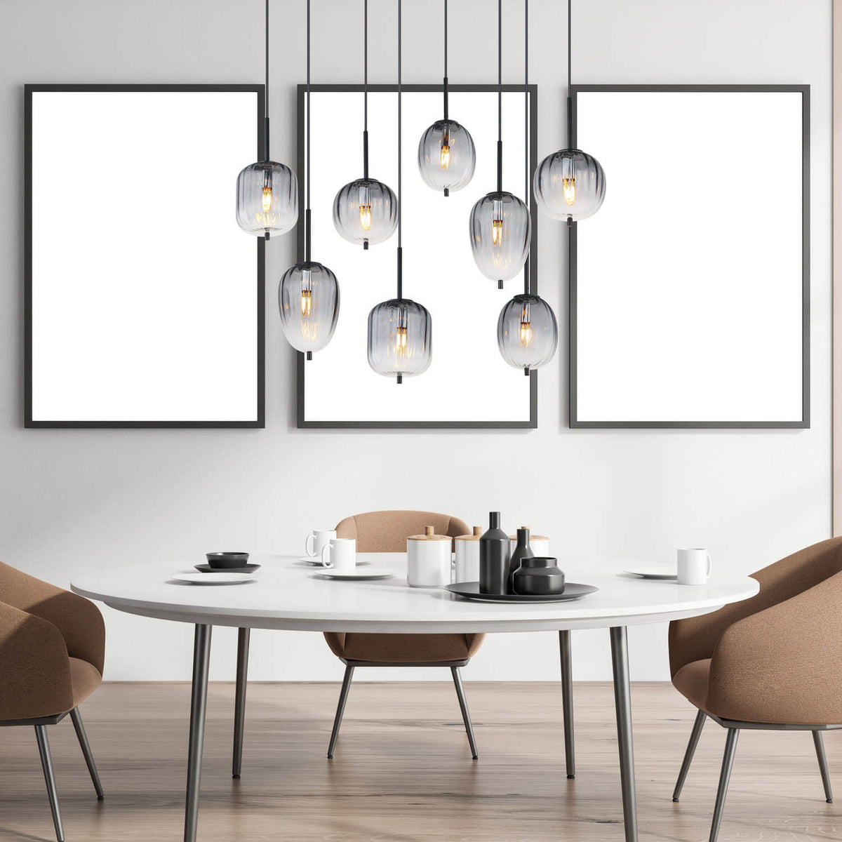 Mise en ambiance au-dessus d'une table à manger blanche avec chaises en tissu camel