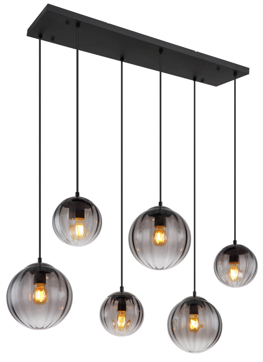 Vue de trois quarts du luminaire noir mat et de ses six globes transparents.