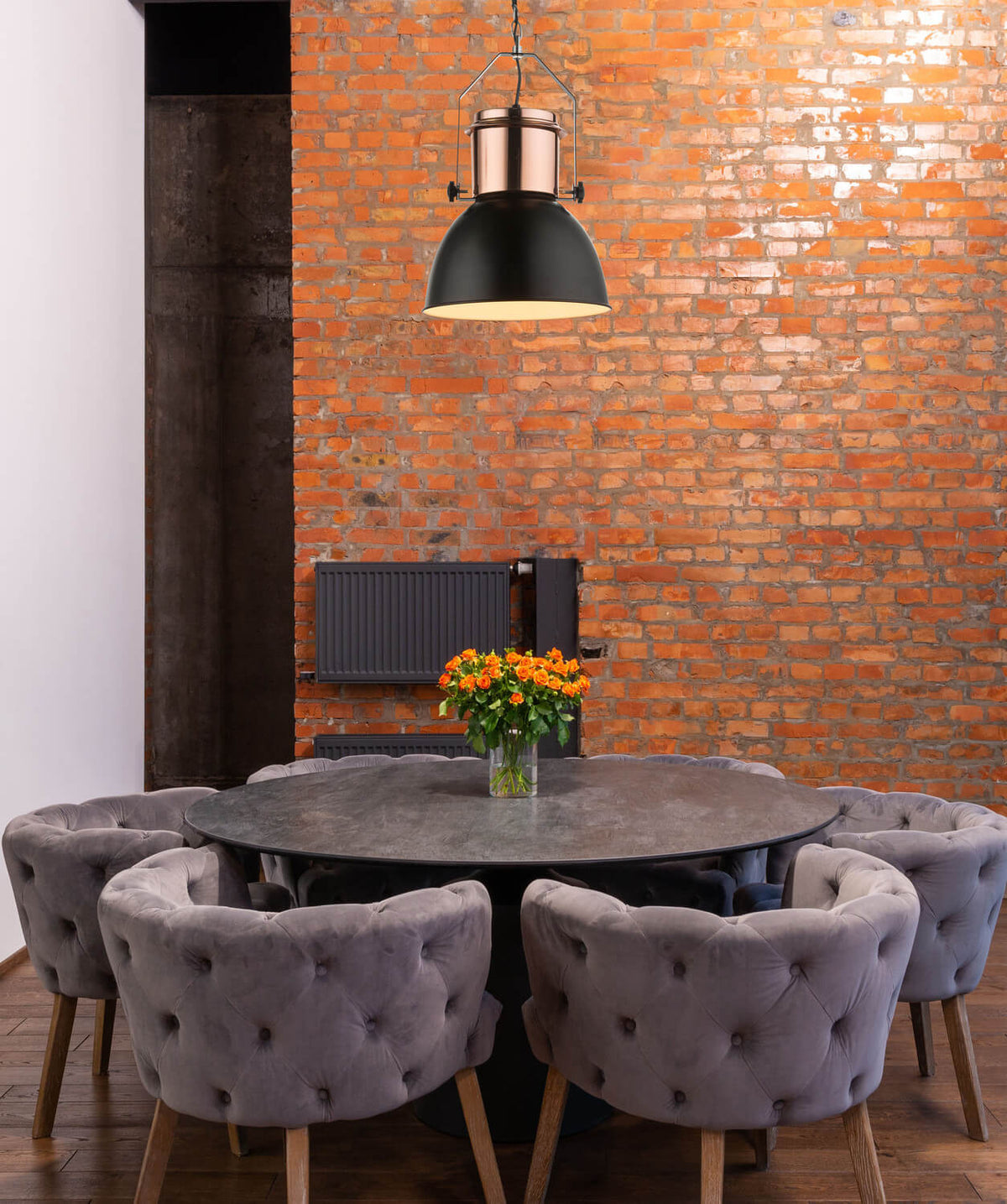 Mise en ambiance au-dessus d'une table ronde dans une salle à manger industrielle.