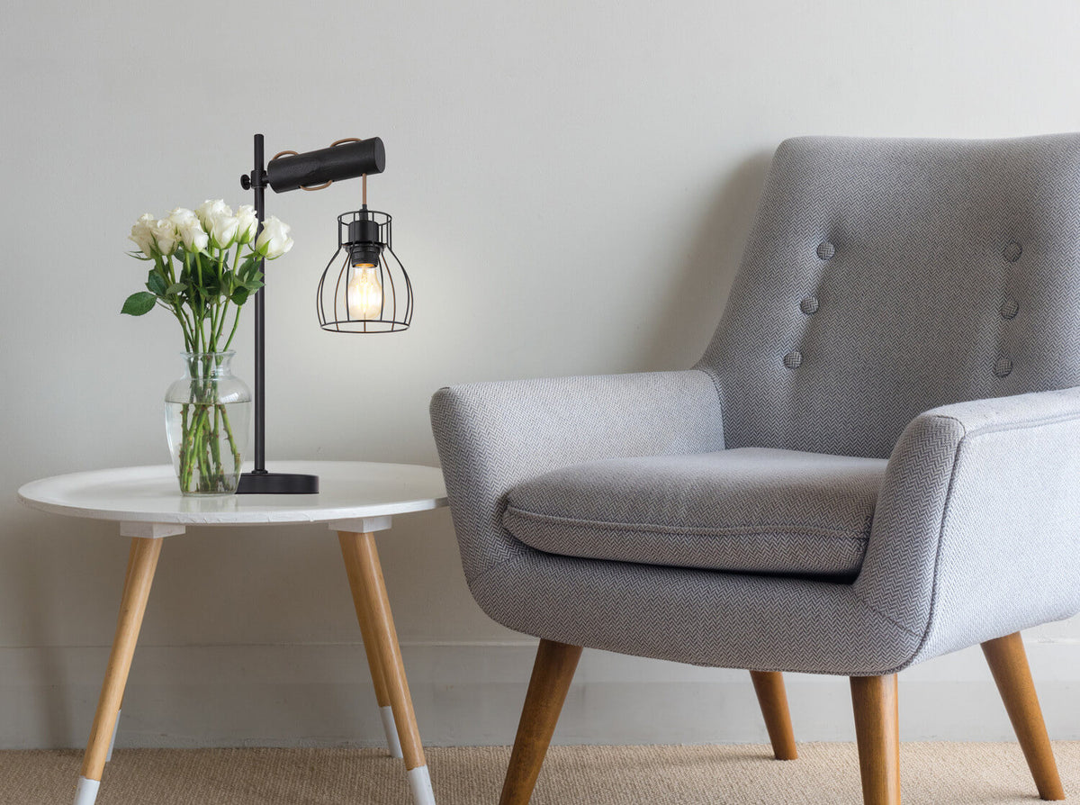 Mise en ambiance : lampe posée sur table blanche près d'un fauteuil gris