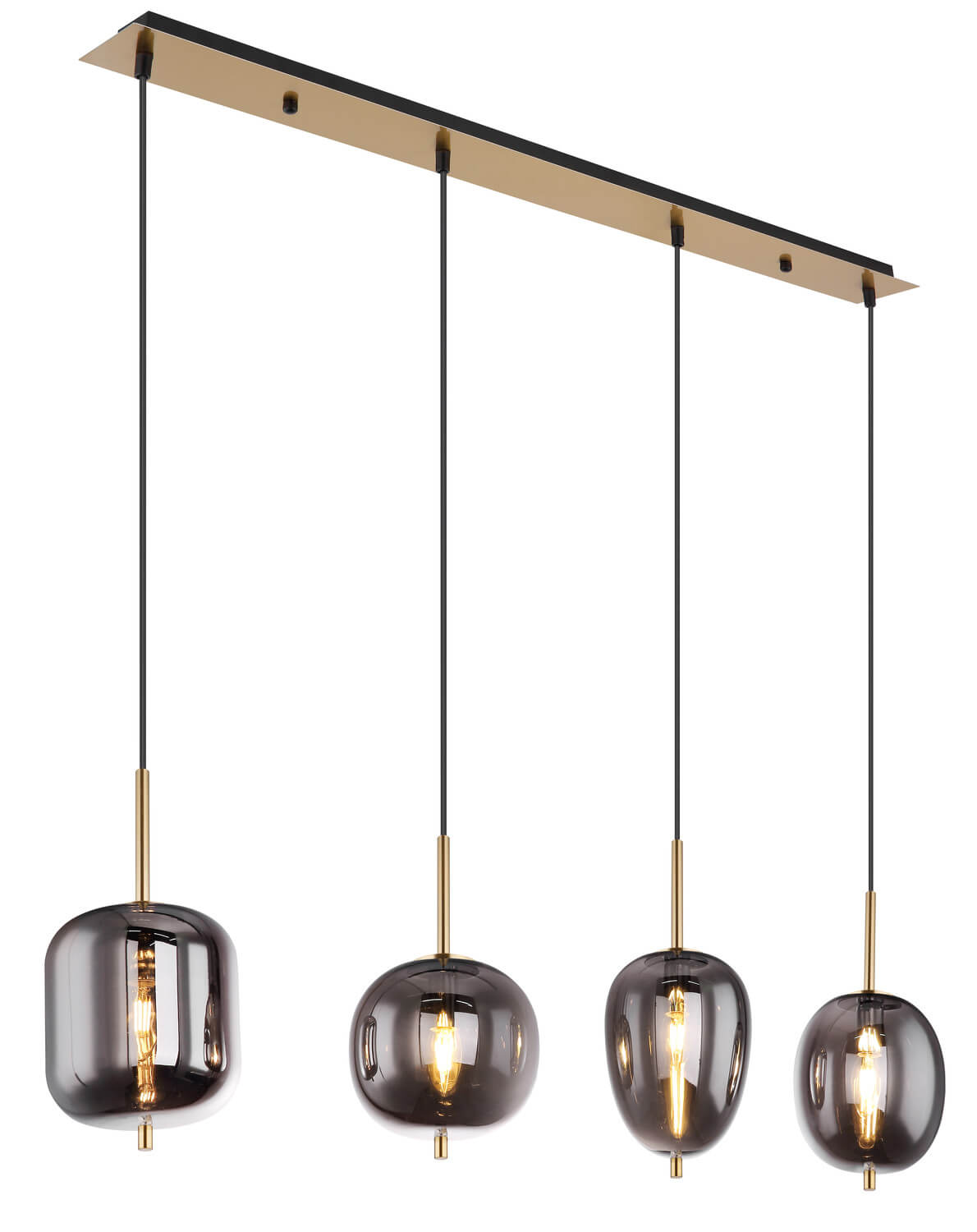 Vue de face du luminaire suspendu, quatre globes en verre fumé allumés sous un rail doré