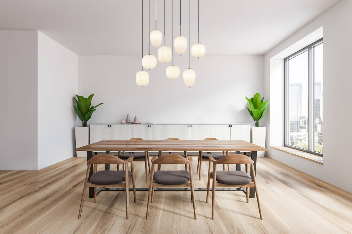 Mise en ambiance au-dessus d'une table de salle à manger dans un intérieur contemporain clair