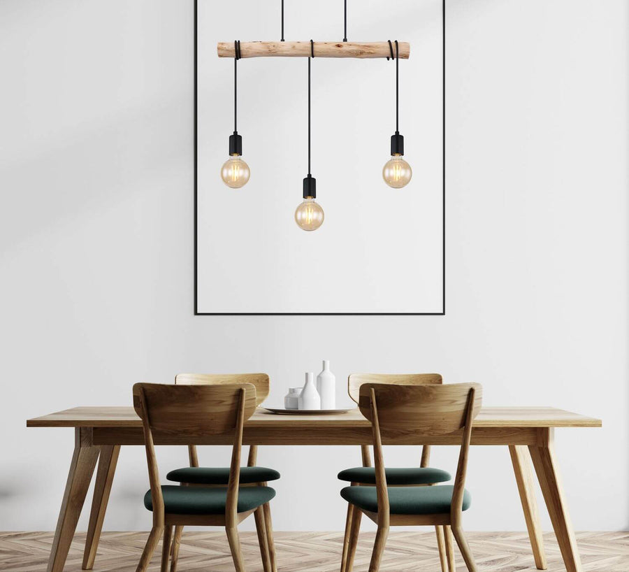 Mise en ambiance au-dessus d'une table en bois clair dans un intérieur épuré