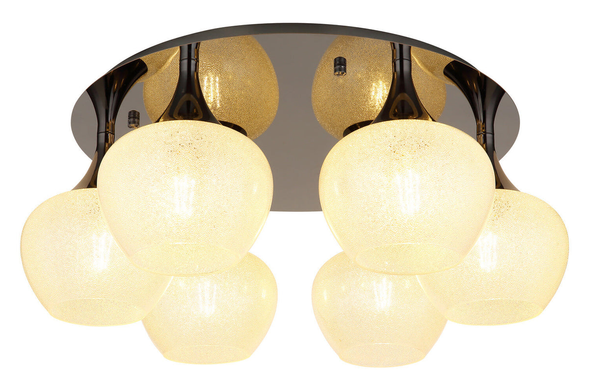 Gros plan sur les globes en verre texturé et les bras chromés du luminaire