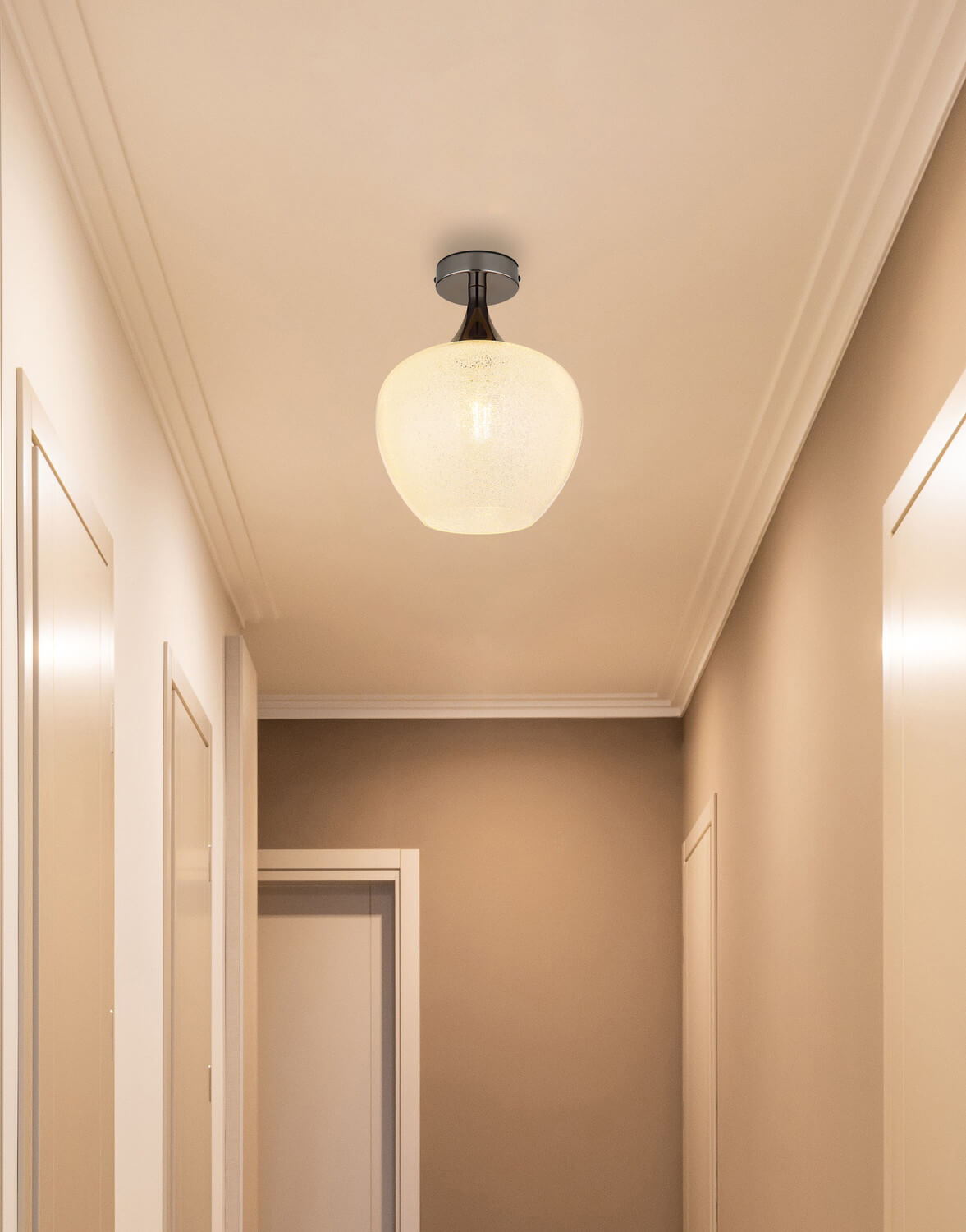 Vue en situation du plafonnier éclairé dans un couloir aux murs beiges