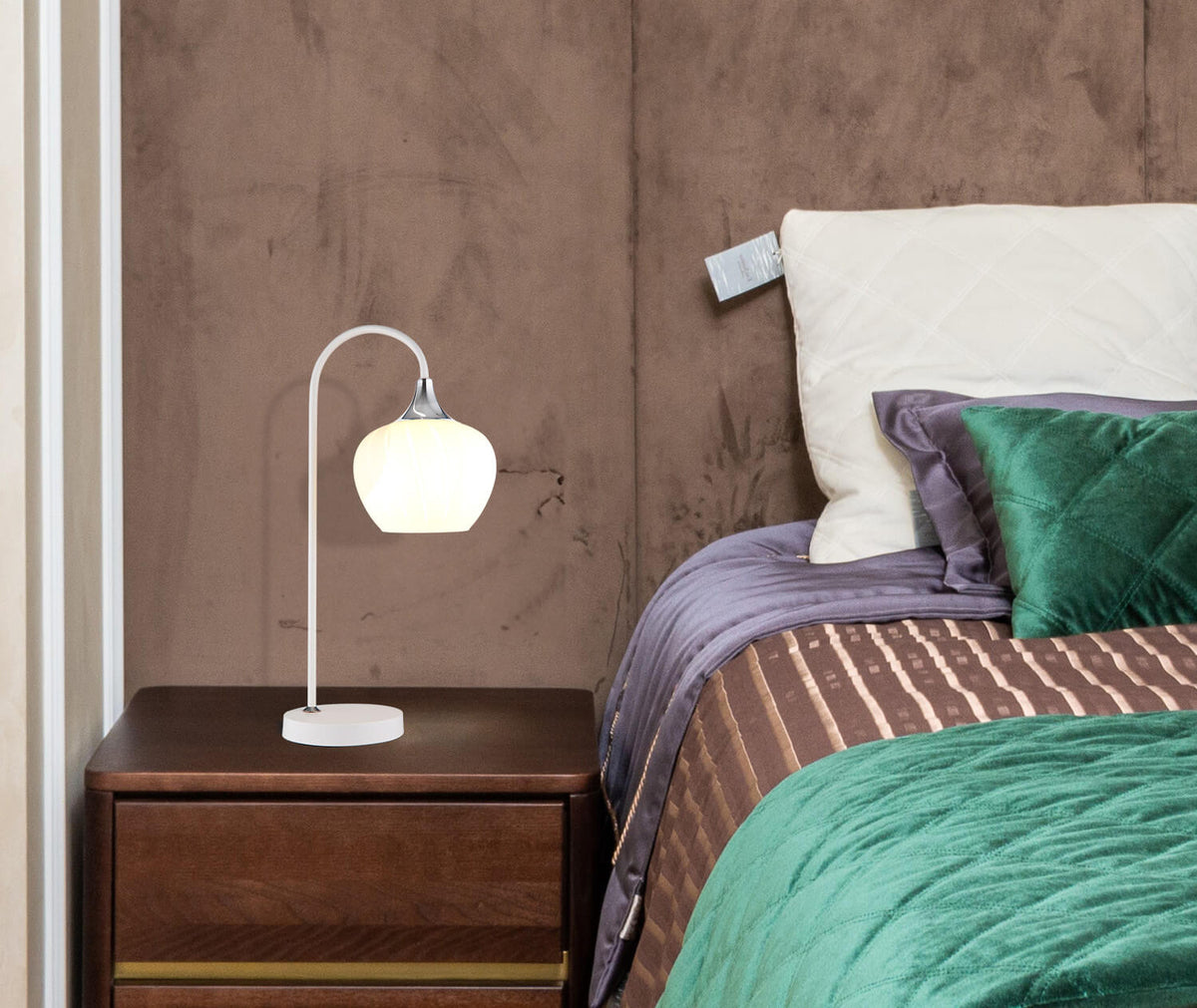 Mise en ambiance nocturne, lampe posée sur une table de chevet en bois