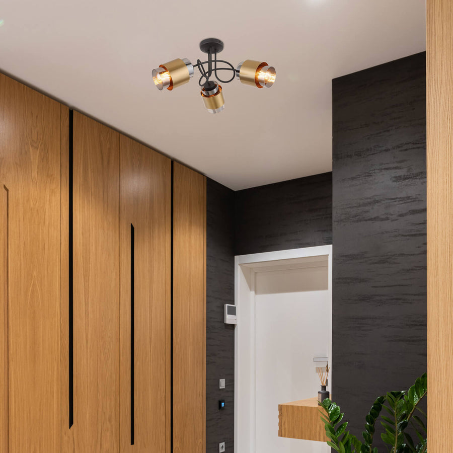 Plafonnier fixé au plafond dans une entrée moderne avec placards en bois clair.