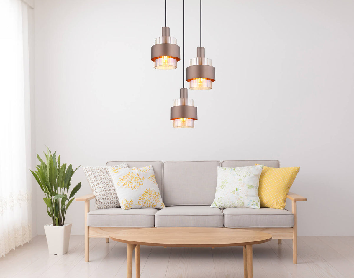 Mise en ambiance du luminaire suspendu au-dessus d'un canapé gris dans un salon clair
