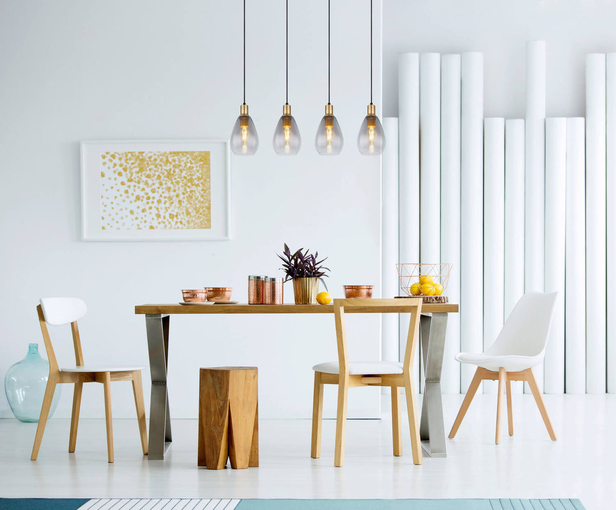 Mise en ambiance au-dessus d'une table à manger en bois, dans un intérieur clair et moderne.