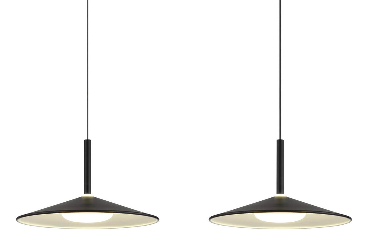 Détail des abat-jours coniques noirs mats avec diffuseur blanc et câble de suspension.