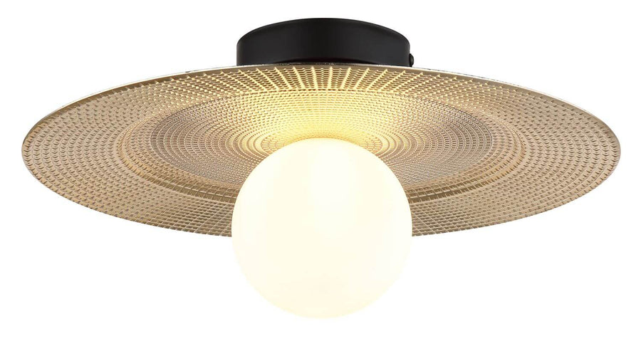 Gros plan du plafonnier allumé, mettant en valeur le diffuseur doré ajouré et sa lumière chaude.