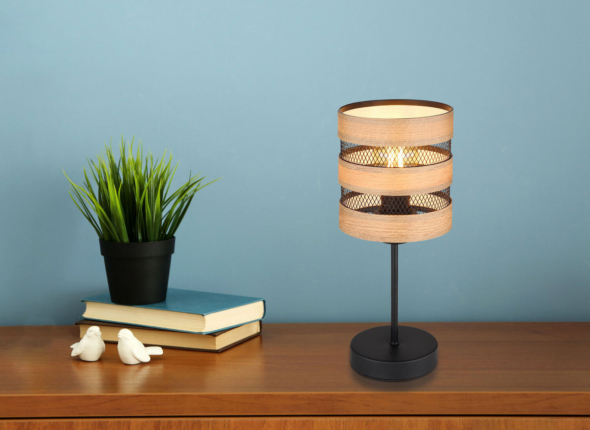 Mise en ambiance sur commode en bois avec plante et livres