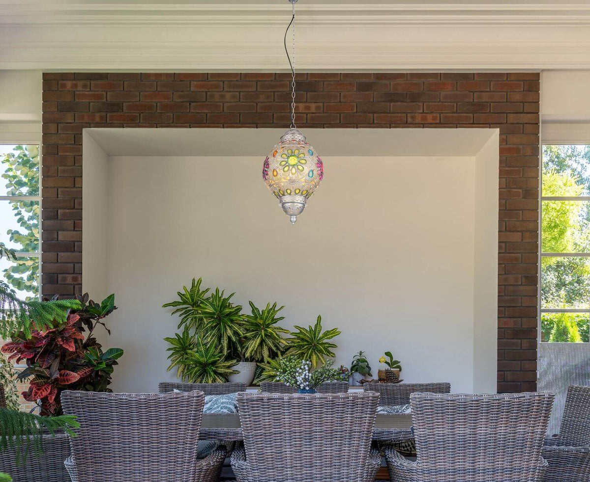 Mise en ambiance sous une terrasse couverte, au-dessus d'une table de jardin