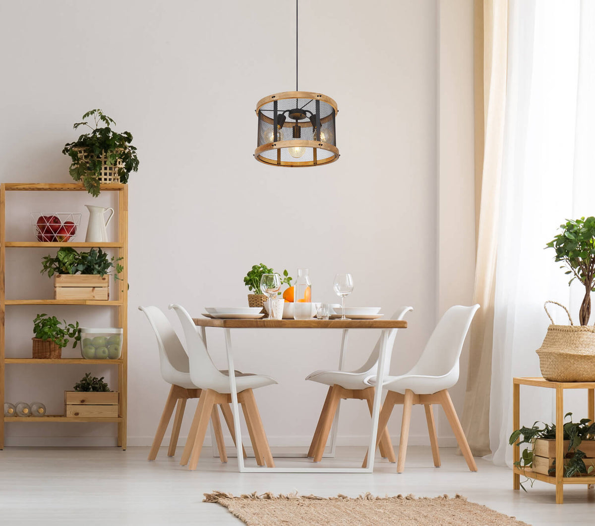 Mise en ambiance dans une salle à manger claire, suspension allumée au-dessus de la table.