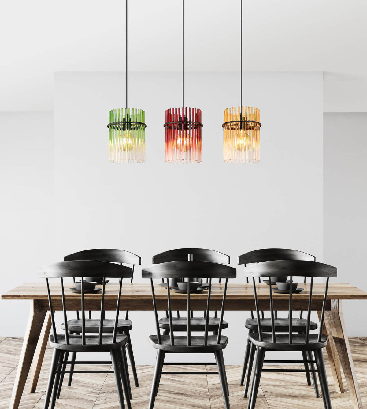 Mise en ambiance au-dessus d'une table à manger avec chaises noires.
