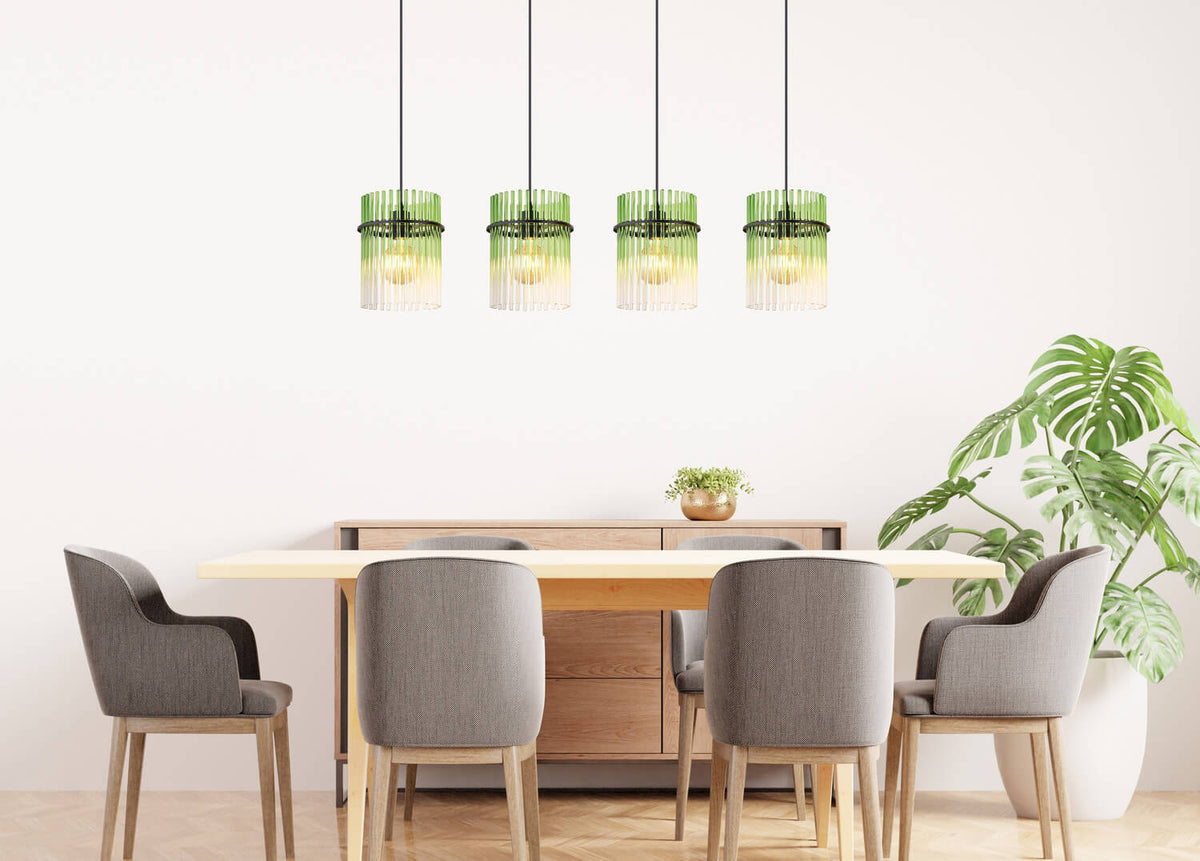 Mise en ambiance au-dessus d'une table à manger en bois clair dans une pièce lumineuse