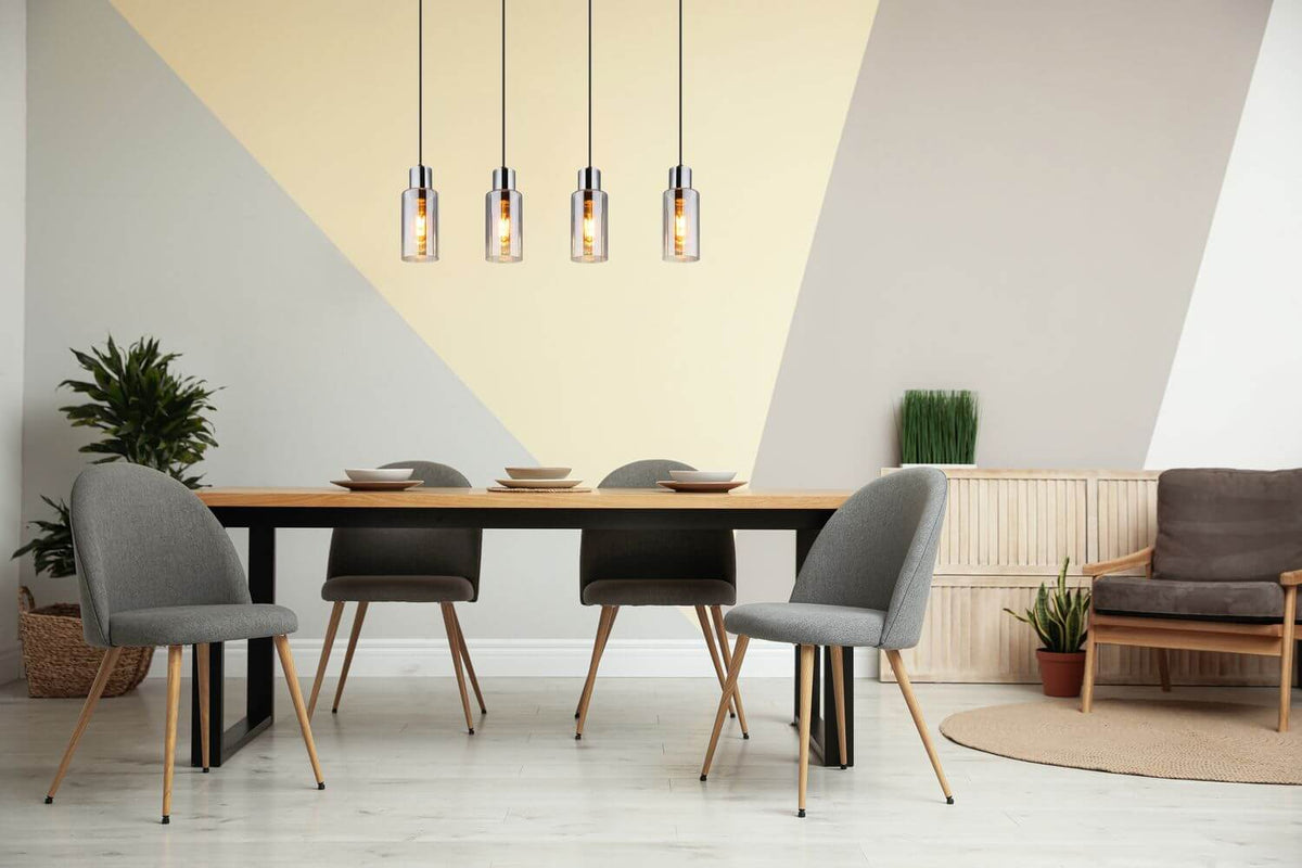 Mise en ambiance au-dessus d'une table de salle à manger dans un intérieur moderne