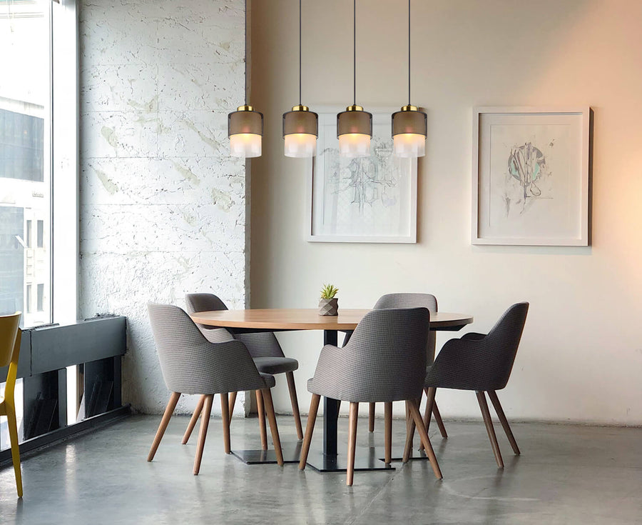 Luminaire suspendu au-dessus d'une table ronde dans un intérieur clair contemporain