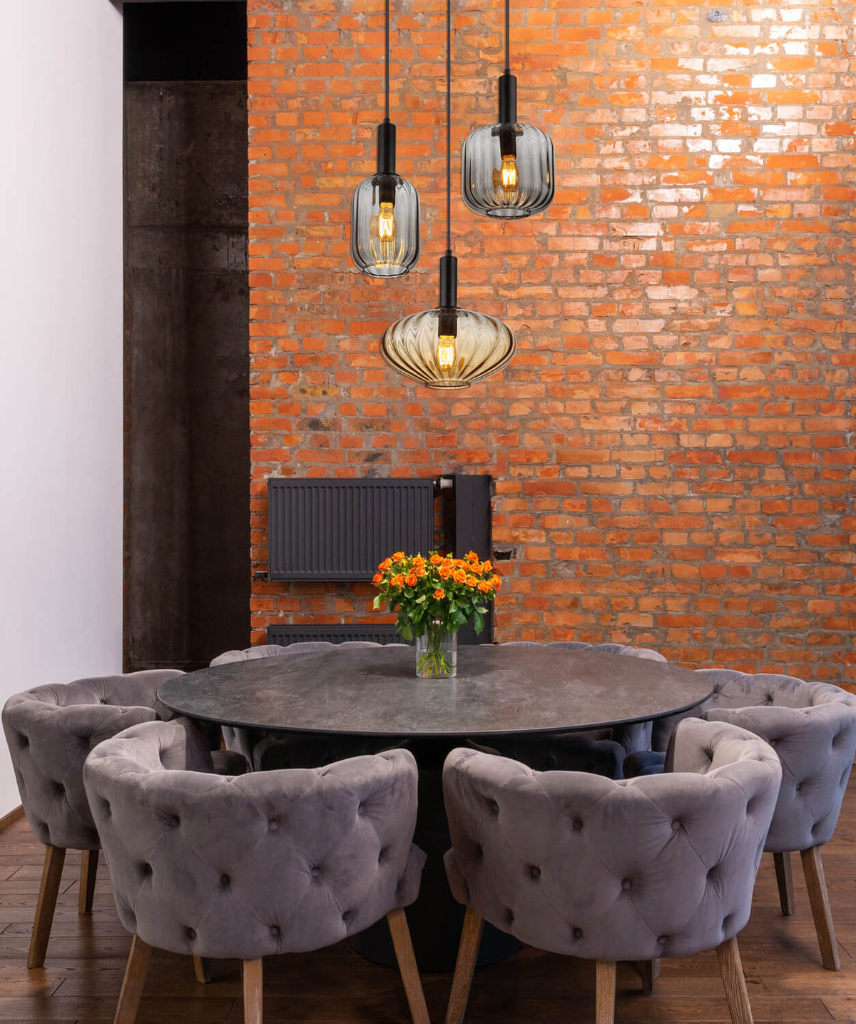 Mise en ambiance au-dessus d'une table ronde devant un mur de briques rouges