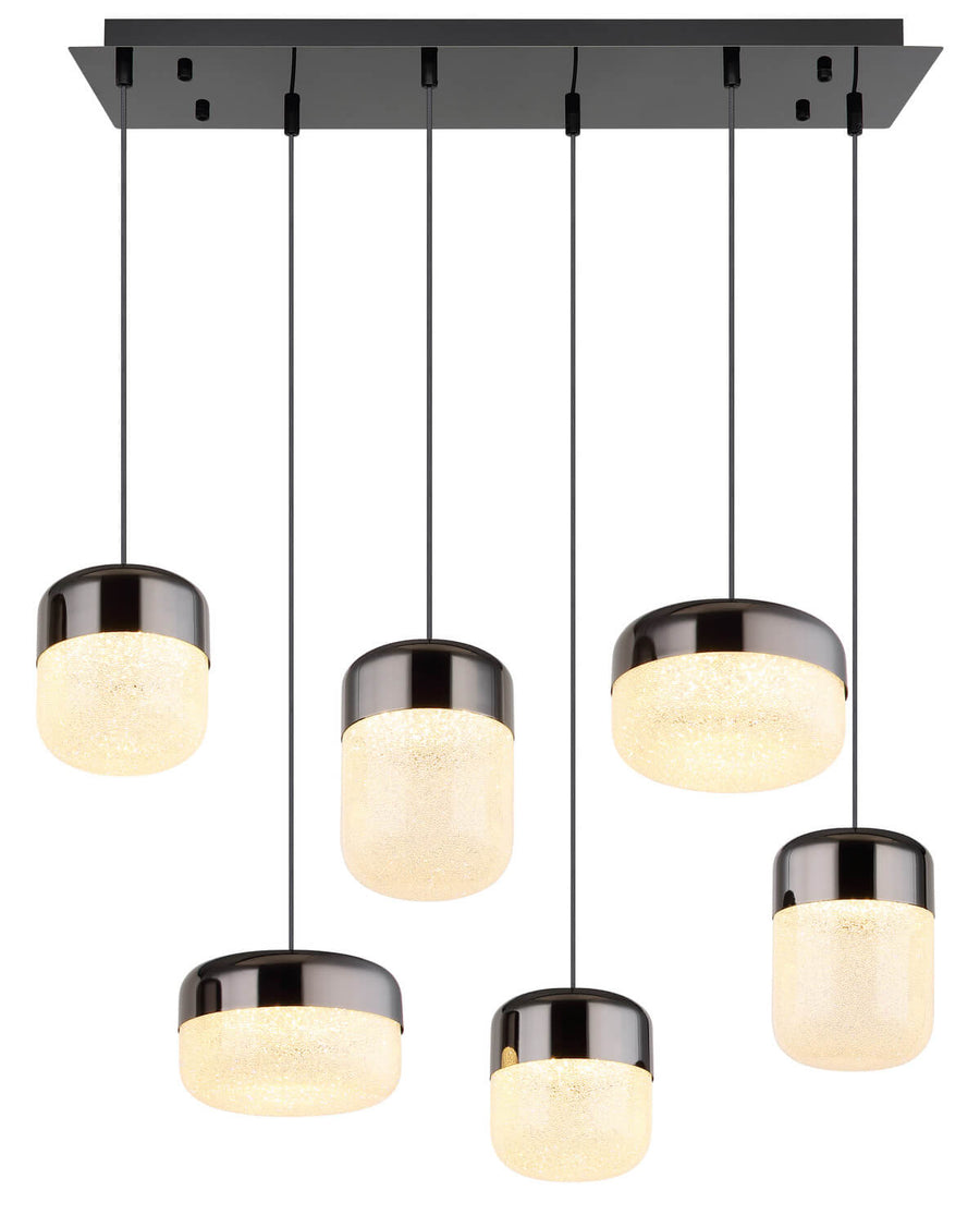 Luminaire allumé, six diffuseurs cylindriques de hauteurs variées suspendus à des câbles noirs fins