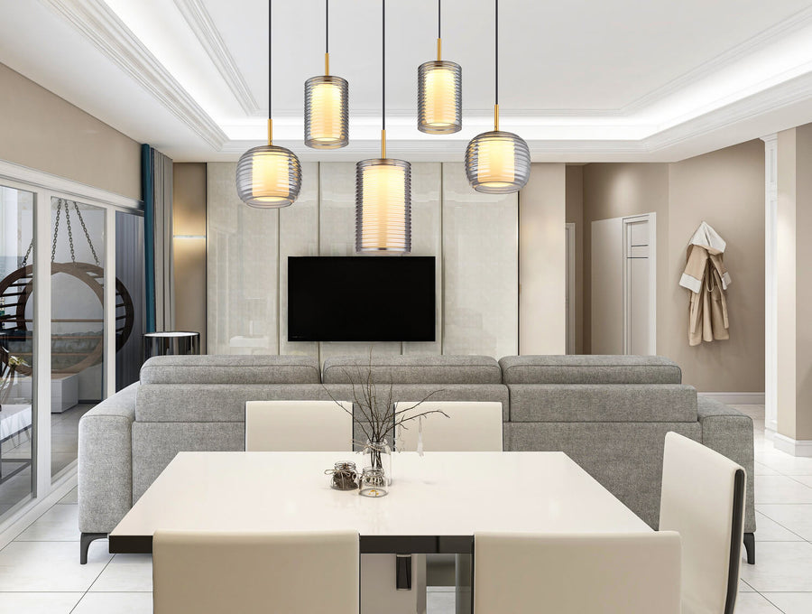 Suspension montée au plafond au-dessus d'une table dans un intérieur moderne et lumineux.