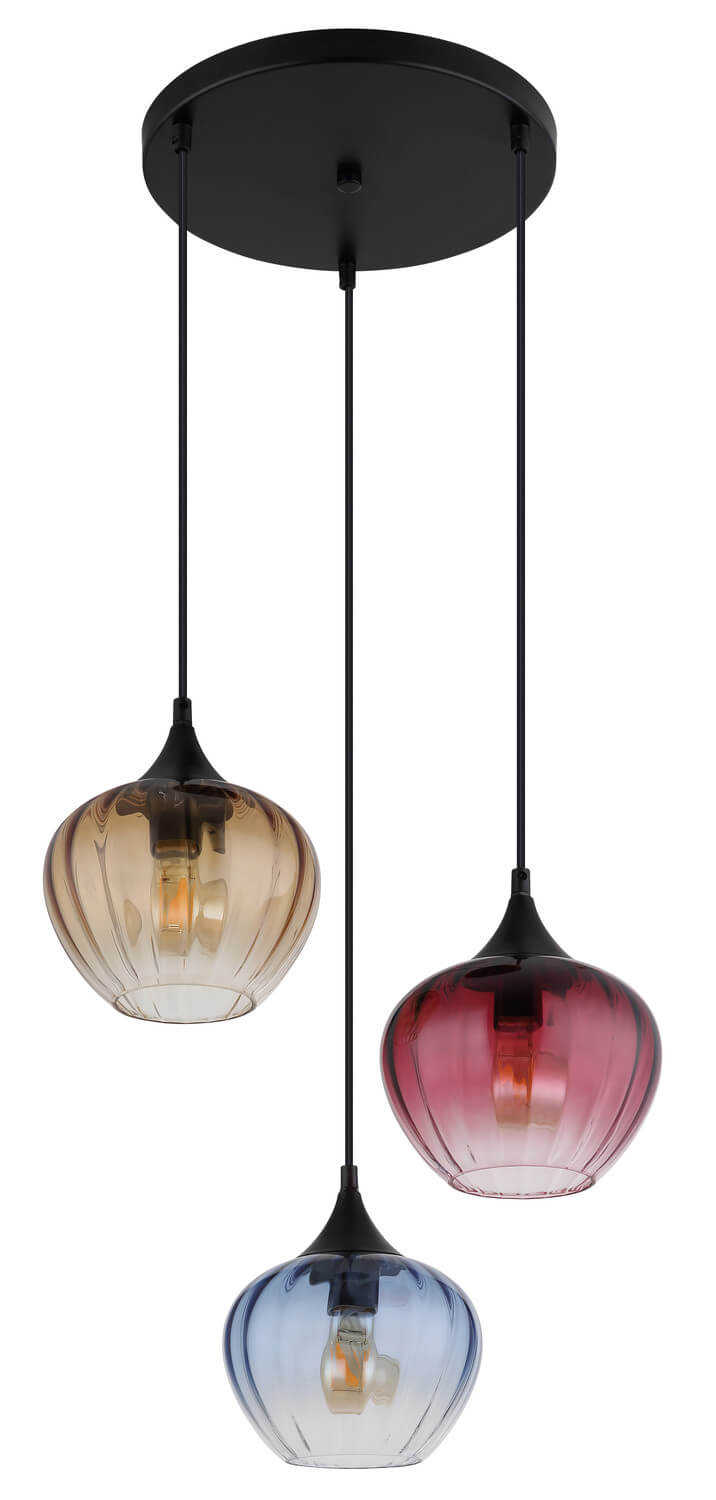 Vue complète de la suspension noire et de ses trois abat-jours colorés sur fond blanc.