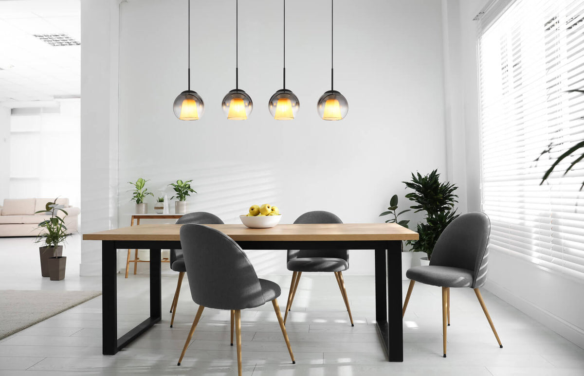 Mise en ambiance au-dessus d'une table de salle à manger dans un intérieur lumineux