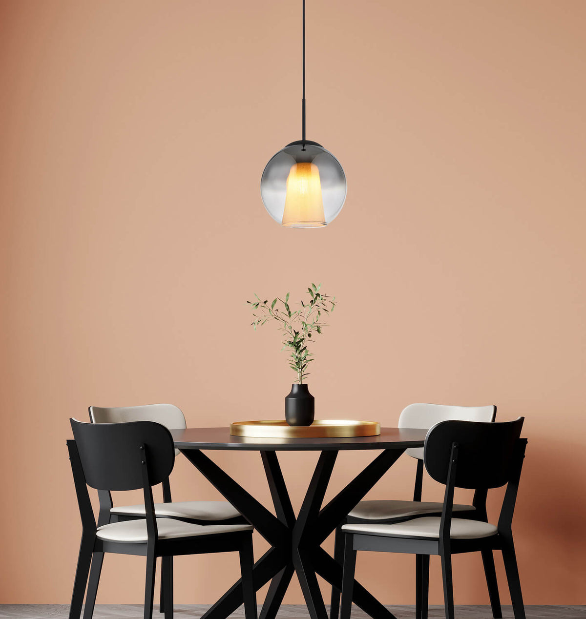 Mise en ambiance au-dessus d'une table à manger, suspension allumée dans un intérieur contemporain