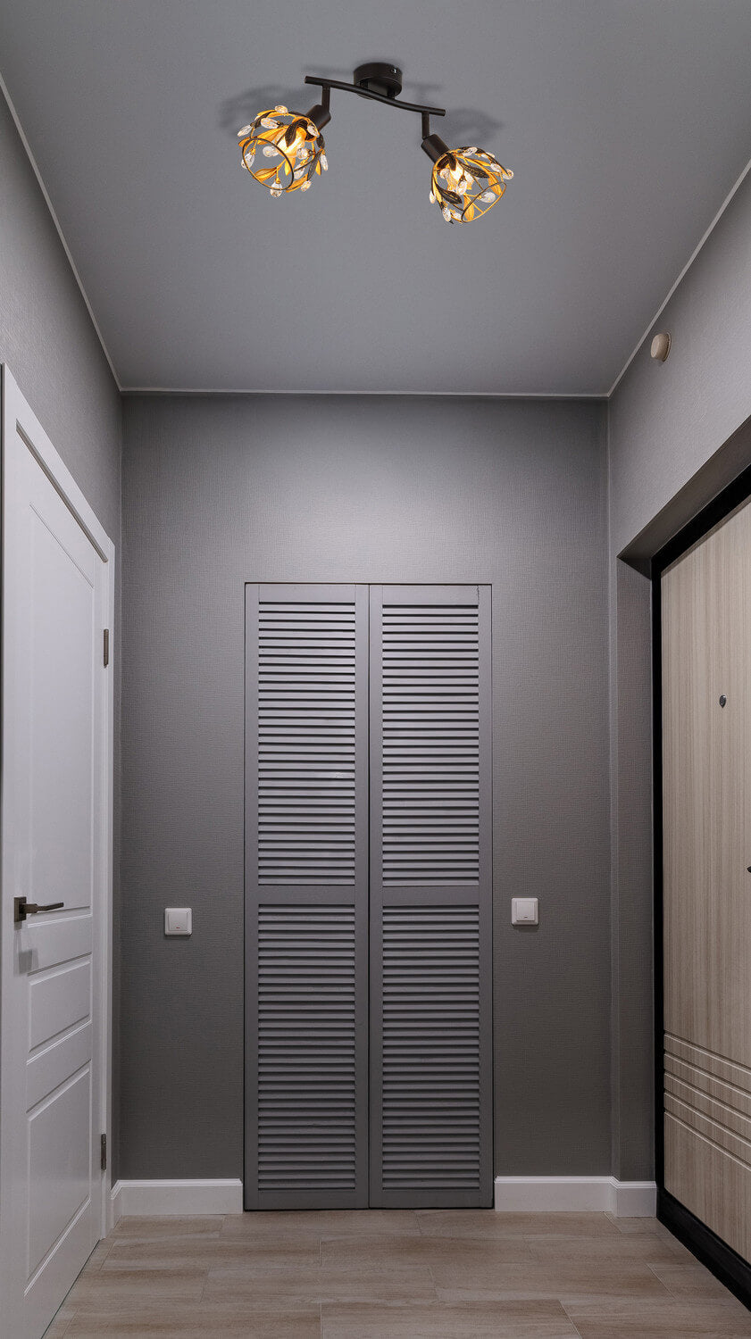 Mise en ambiance du spot fixé au plafond dans une entrée grise