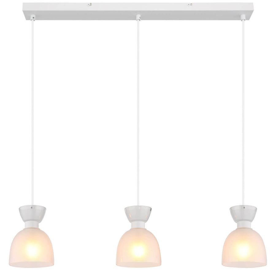Plan large du luminaire complet, trois sources chaudes suspendues par câbles blancs