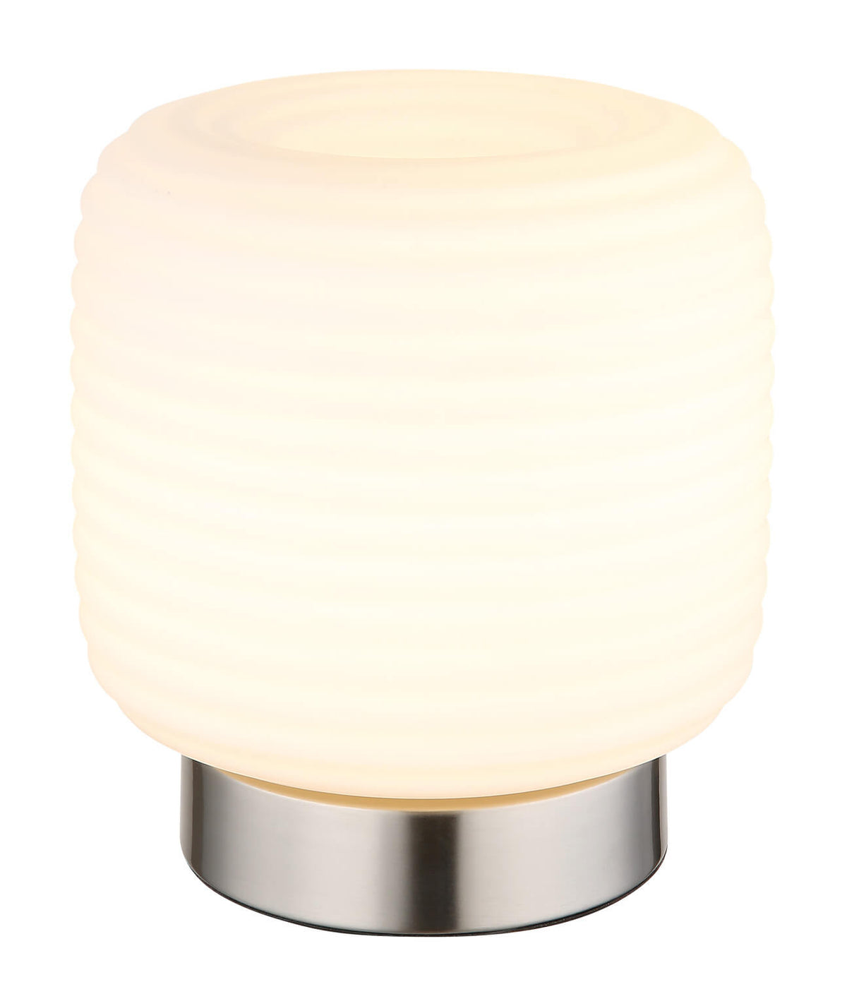 Lampe à poser allumée, abat-jour cylindrique en verre strié et base ronde nickel satiné.