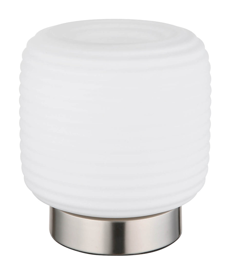Lampe à poser éteinte, abat-jour cylindrique blanc laiteux strié et base nickel satiné.