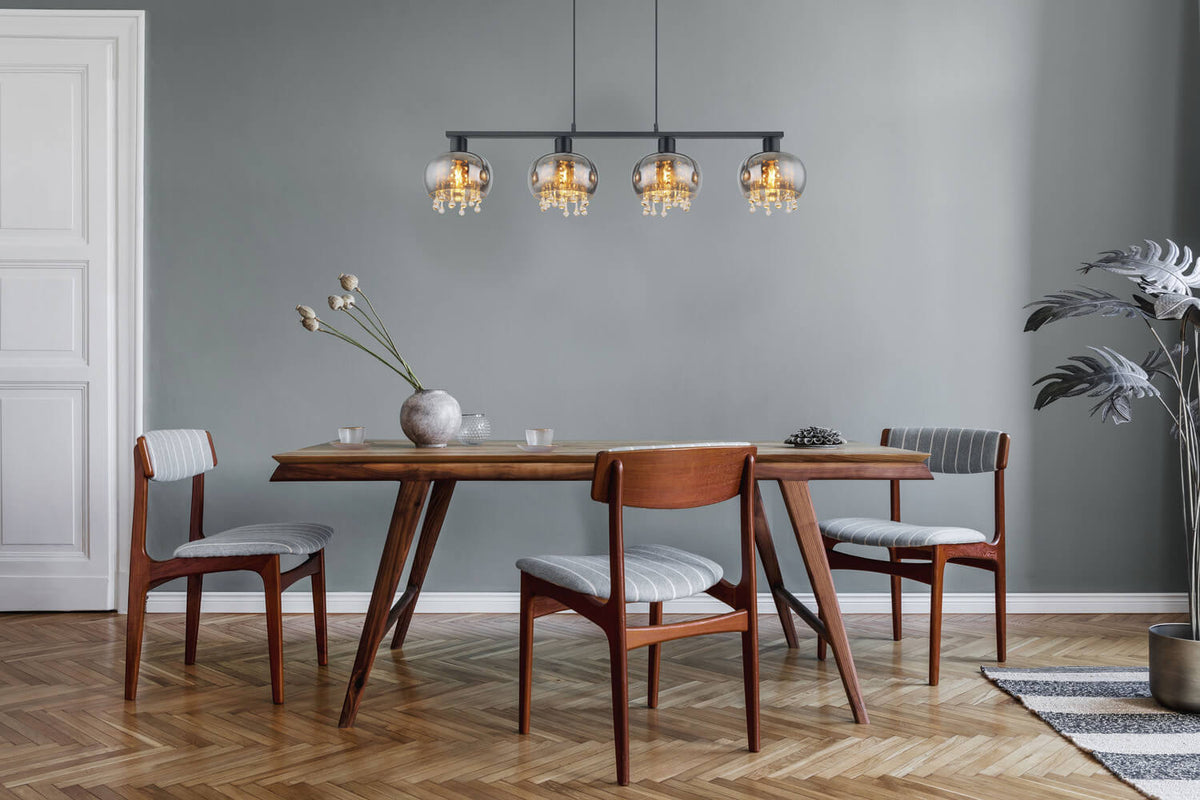 Mise en ambiance au-dessus d'une table à manger en bois dans un intérieur contemporain.