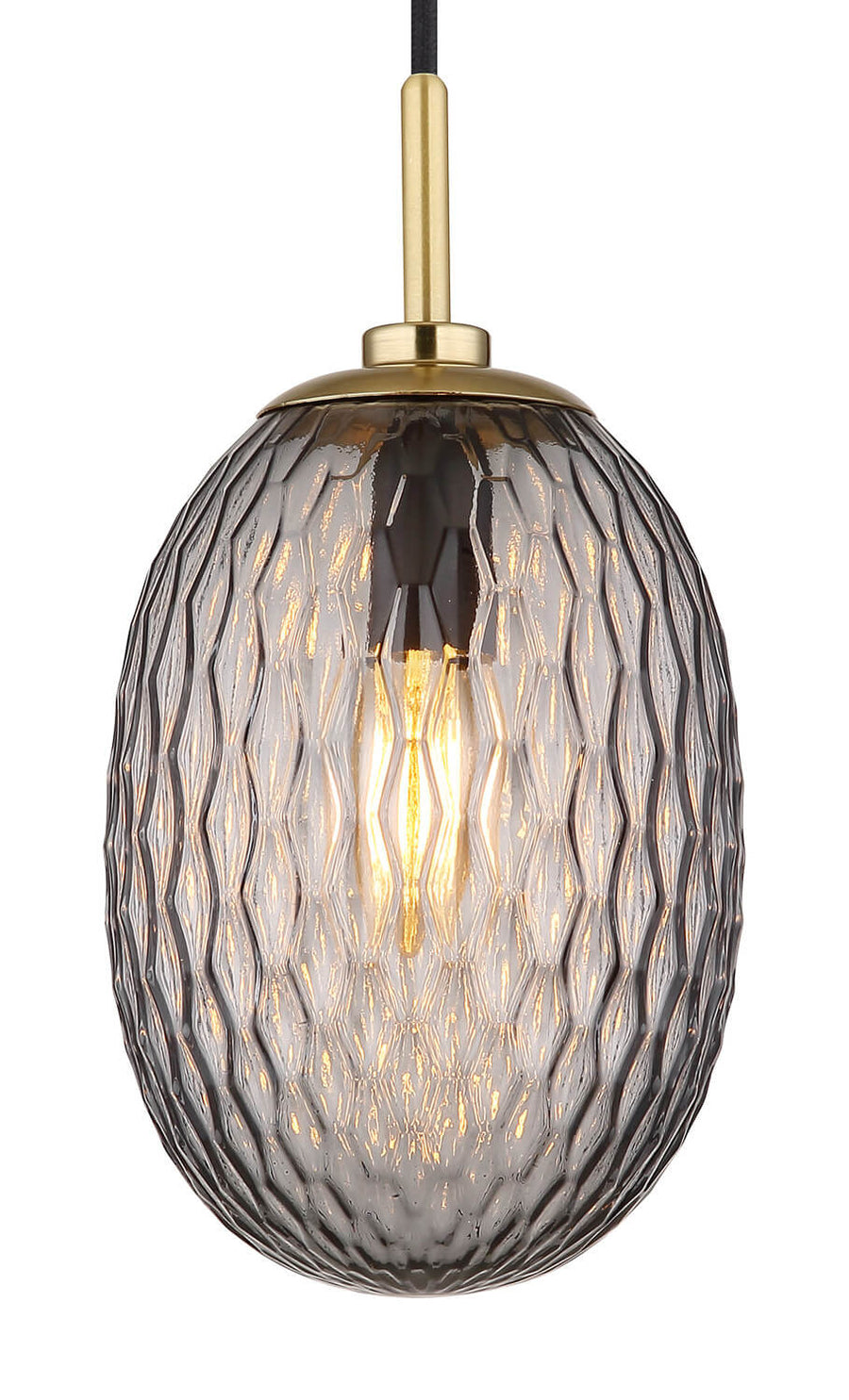 Gros plan sur l'abat-jour en verre strié, ampoule allumée diffusant une lumière chaude