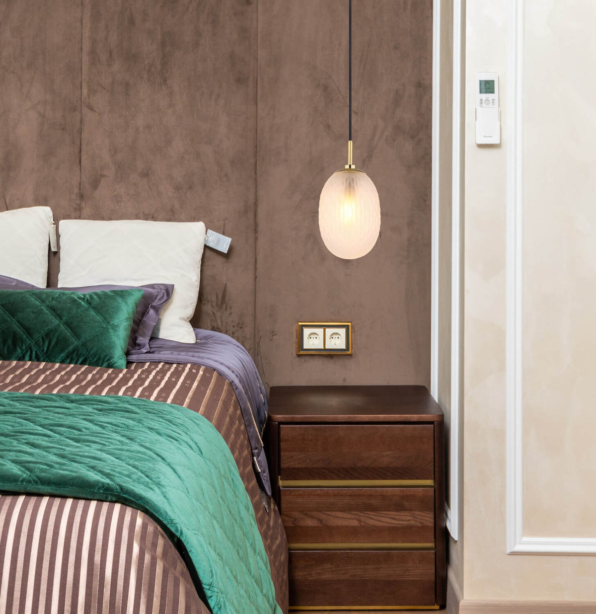 Mise en ambiance dans une chambre, suspension suspendue au-dessus d'une table de nuit