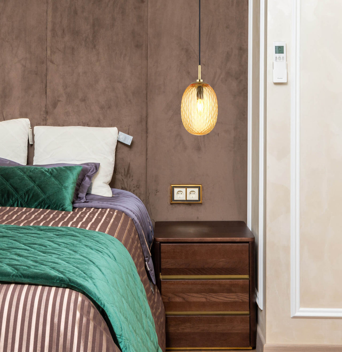 Mise en ambiance chambre, suspension allumée au-dessus d'une table de nuit