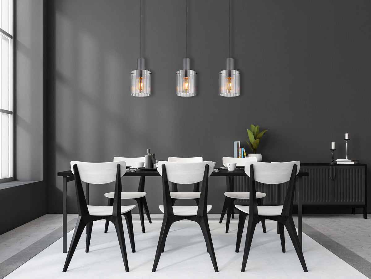Mise en ambiance au-dessus d'une table de salle à manger grise