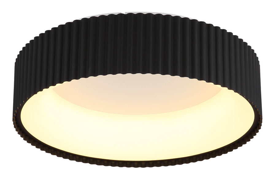 Plafonnier allumé diffusant une lumière chaude, vue rapprochée de l'abat-jour